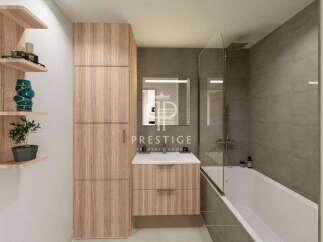 Discover modern elegance in this stunning bathroom.