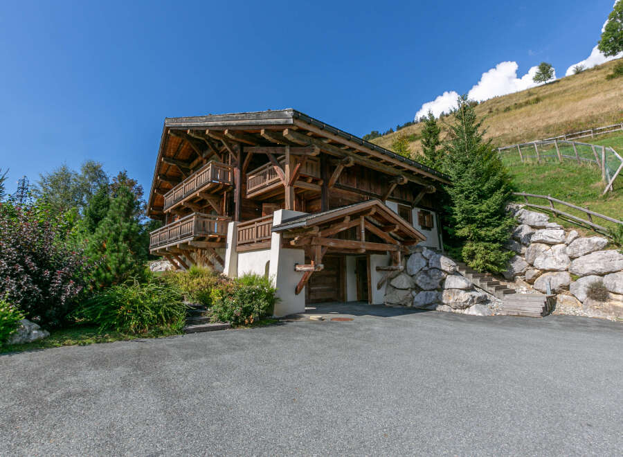This stunning chalet boasts a prime location, offering breathtaking mountain views.