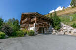 This stunning chalet boasts a prime location, offering breathtaking mountain views.