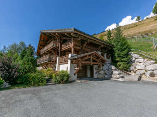 This stunning chalet boasts a prime location, offering breathtaking mountain views.