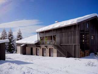 This stunning chalet boasts a rustic-chic design, perfect for a cozy winter getaway.