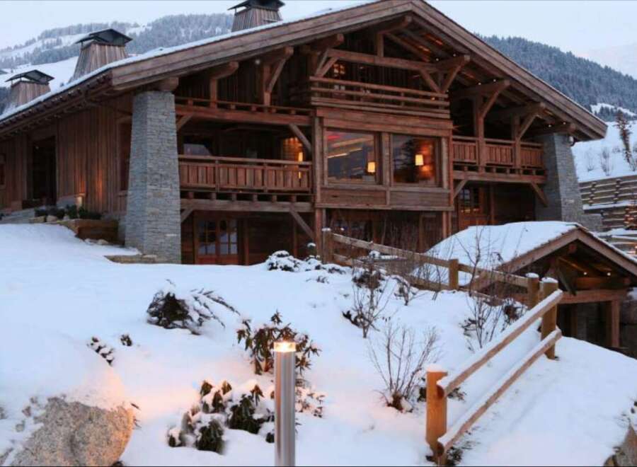 This stunning chalet boasts a prime location in the French Alps, offering breathtaking mountain views.