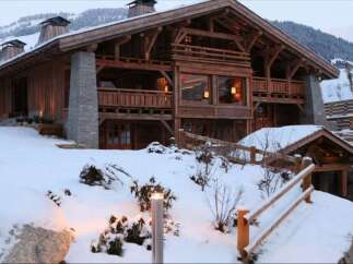 This stunning chalet boasts a prime location in the French Alps, offering breathtaking mountain views.