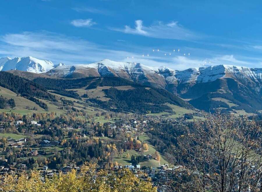 Nestled in the heart of the French Alps, this stunning property offers breathtaking panoramic views of snow-capped mountains and picturesque valleys.