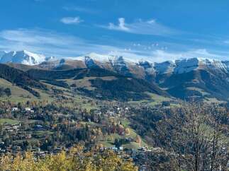 Nestled in the heart of the French Alps, this stunning property offers breathtaking panoramic views of snow-capped mountains and picturesque valleys.