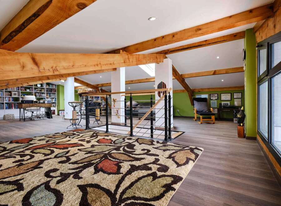 This stunning loft boasts exposed wooden beams, creating a warm and inviting atmosphere.
