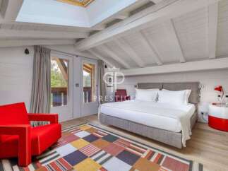 Discover a cozy bedroom retreat with a unique design.
