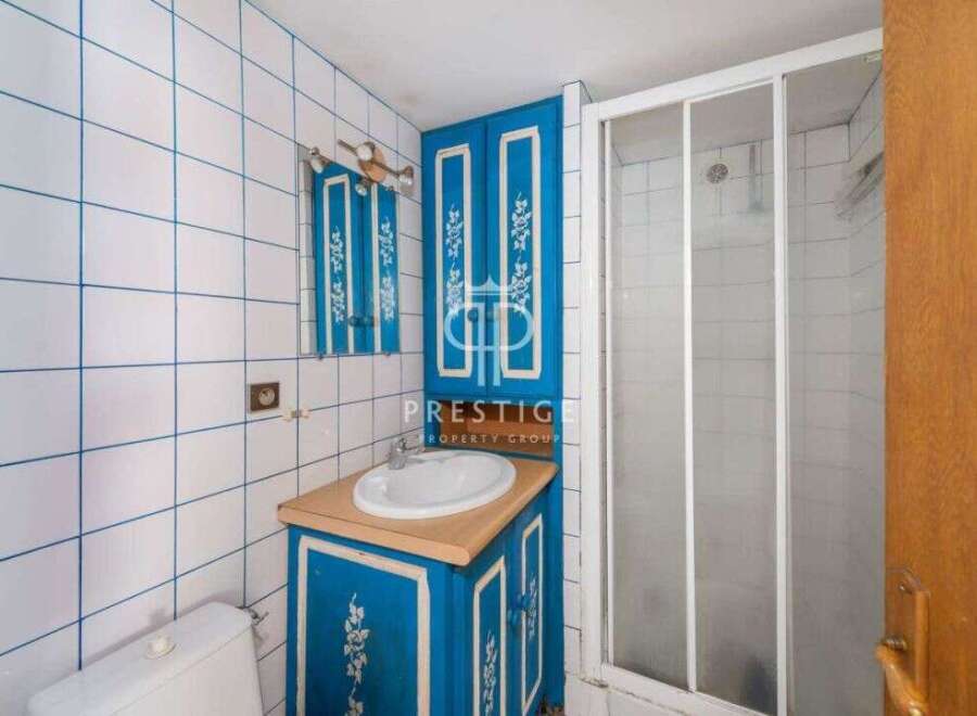 Discover this charming property featuring a well-designed bathroom.