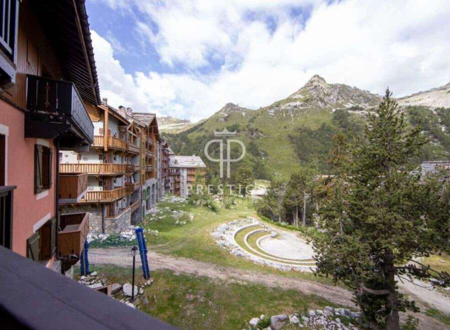 Discover a stunning property nestled in a picturesque mountain setting.