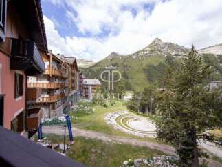 Discover a stunning property nestled in a picturesque mountain setting.