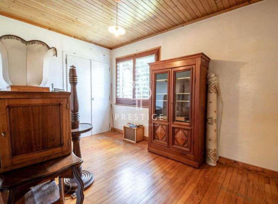 Discover the charm of this property, featuring a warm wooden floor and a classic wooden cabinet.