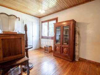 Discover the charm of this property, featuring a warm wooden floor and a classic wooden cabinet.