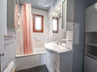 Discover a charming bathroom with a cozy atmosphere.