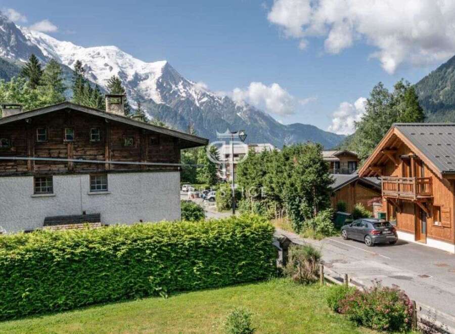 Discover a charming property nestled in a picturesque mountain setting.