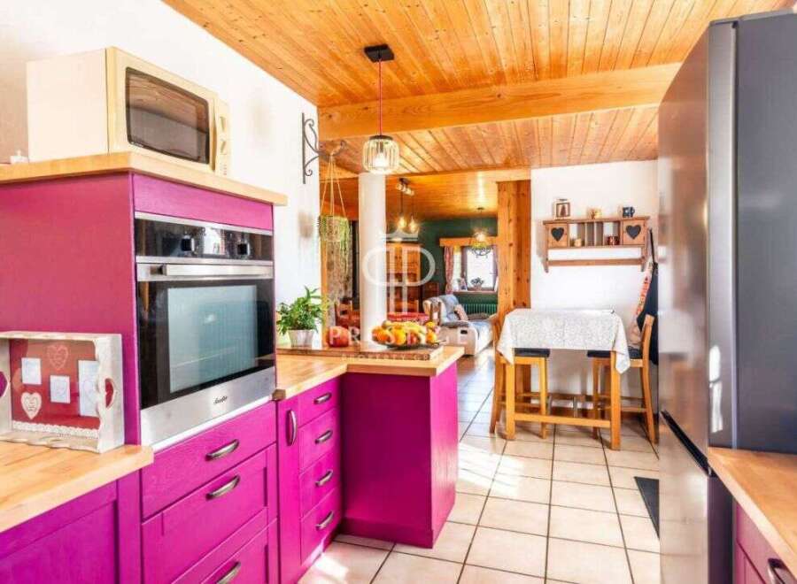Discover the charm of this unique property! Featuring a vibrant kitchen with modern appliances and a cozy dining area, perfect for everyday living.