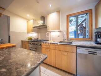 Discover this charming kitchen, perfect for culinary adventures.