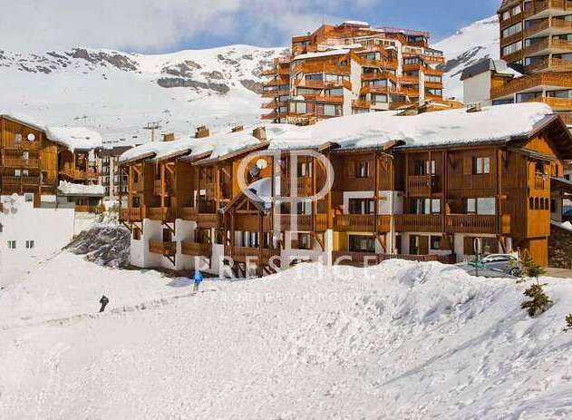 Discover the charm of this stunning ski-in/ski-out property, nestled in a picturesque mountain setting.