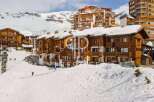 Discover the charm of this stunning ski-in/ski-out property, nestled in a picturesque mountain setting.