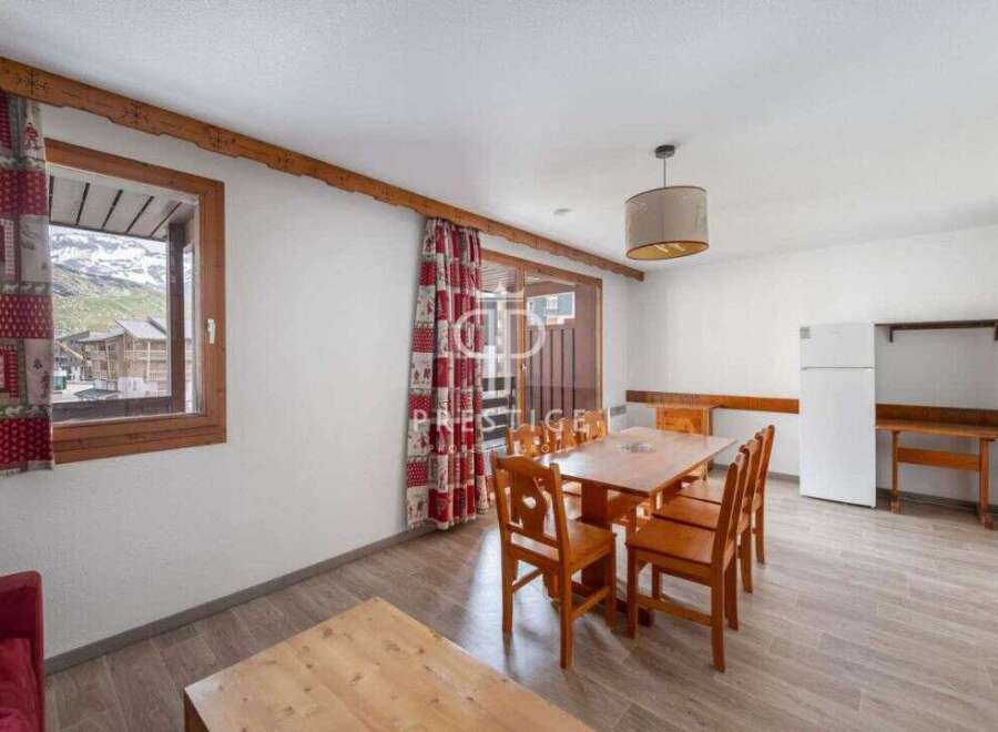 Discover a cozy retreat with stunning mountain views! This charming property features a bright and airy living space, perfect for relaxation.