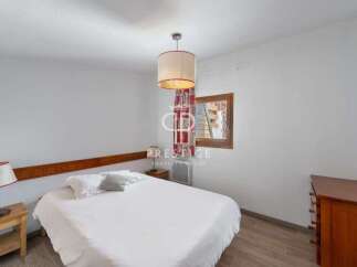 Discover a cozy bedroom with a comfortable bed and a stylish lamp.