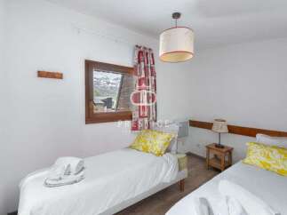 Cozy bedroom with twin beds, perfect for a relaxing stay.