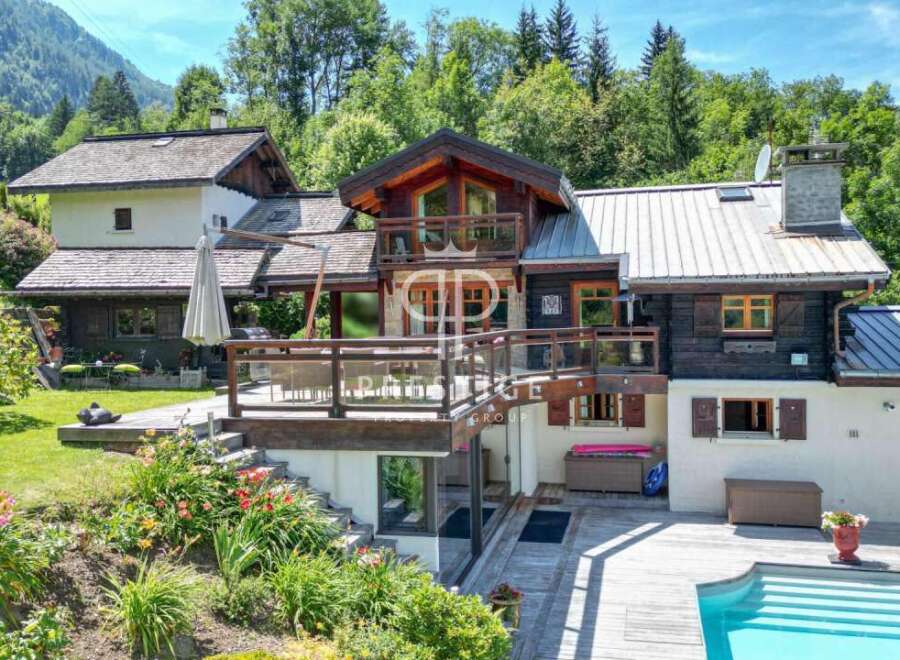 Discover a stunning chalet nestled in a picturesque mountain setting.