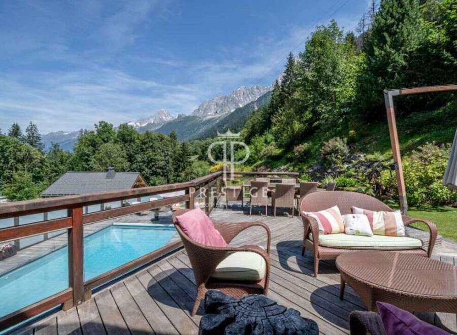 Escape to luxury with this stunning property featuring a private pool and breathtaking mountain views.