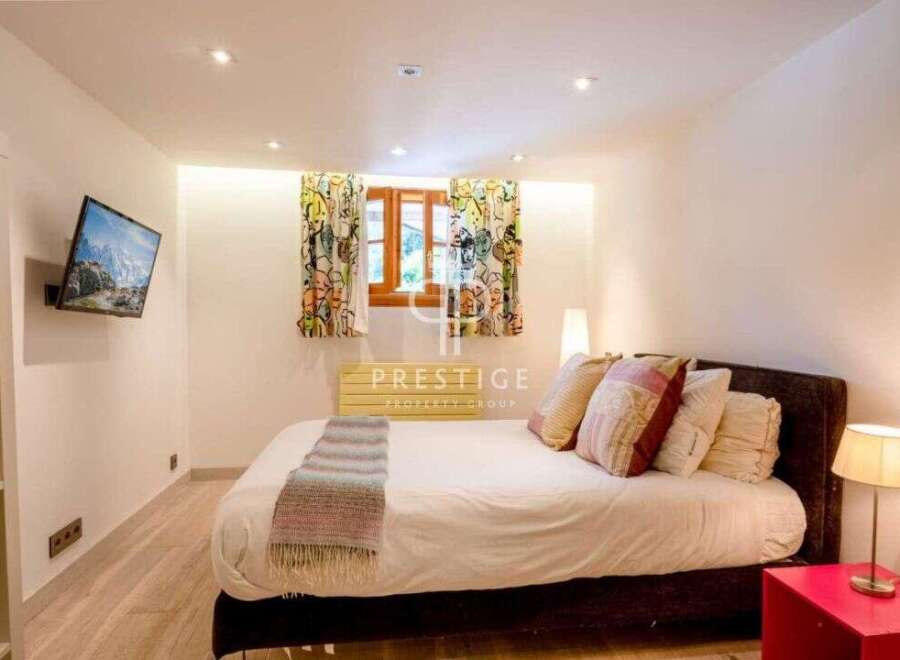 Discover a cozy bedroom with a modern touch.