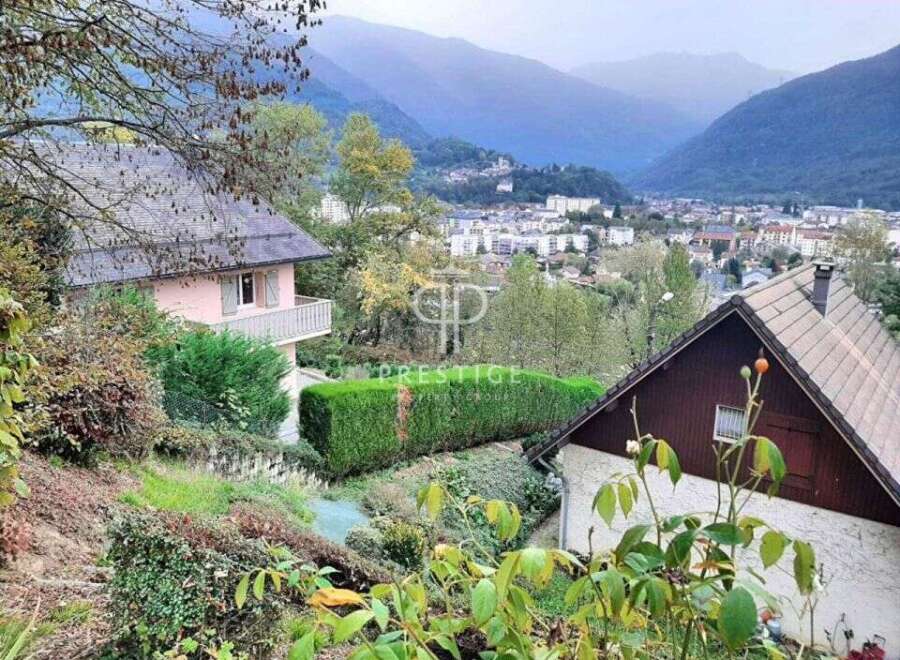 Discover a charming property nestled in a picturesque setting.