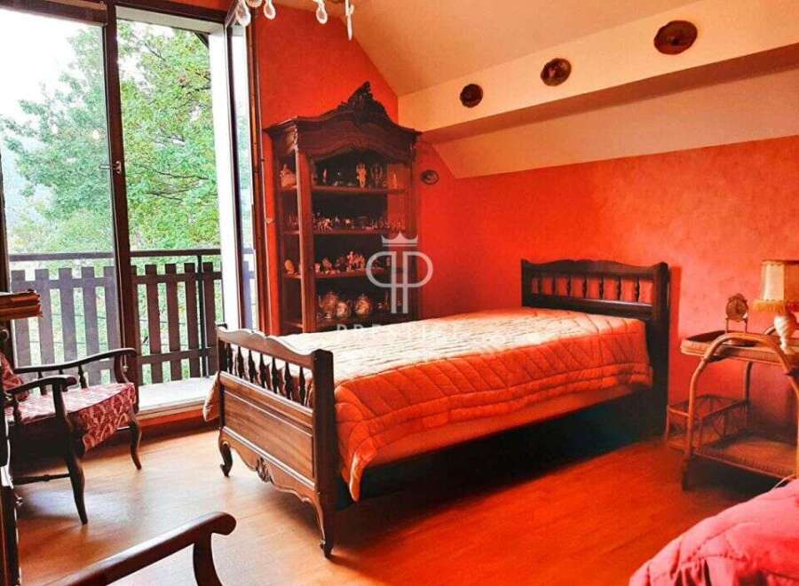 Discover the charm of this cozy bedroom, featuring a warm and inviting ambiance.