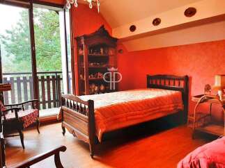 Discover the charm of this cozy bedroom, featuring a warm and inviting ambiance.