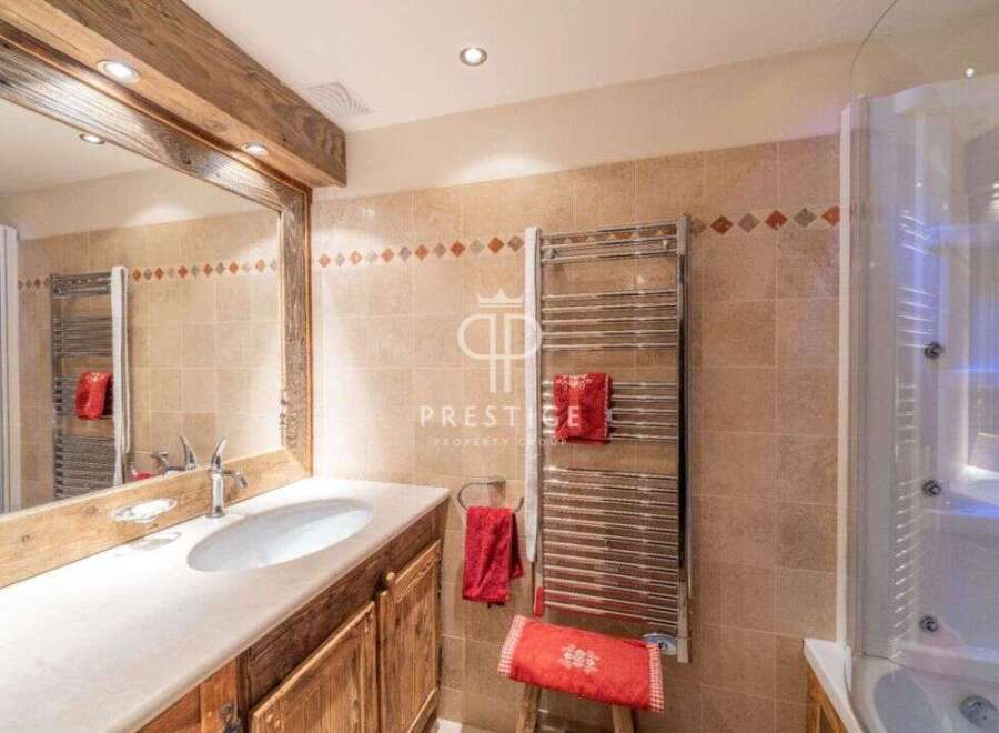 Discover the epitome of luxury in this stunning bathroom.