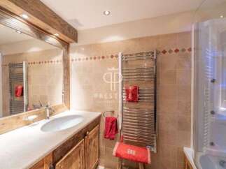 Discover the epitome of luxury in this stunning bathroom.