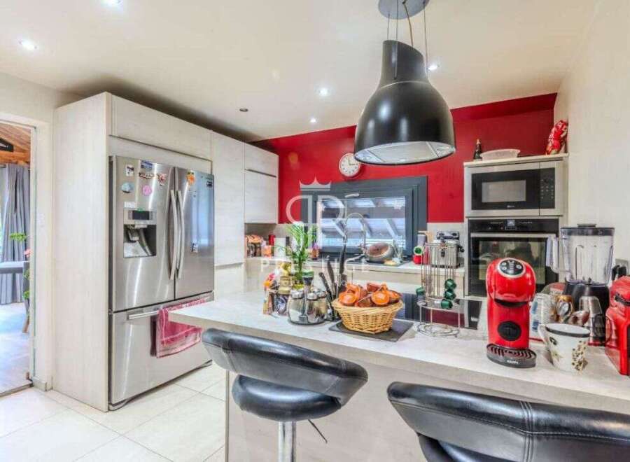 Discover this stunning kitchen, featuring modern appliances and a sleek design.