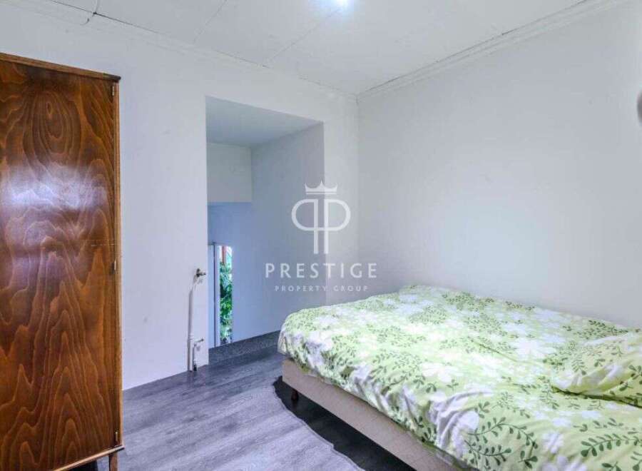 Discover this charming property featuring a cozy bedroom with a comfortable bed and fresh linens.