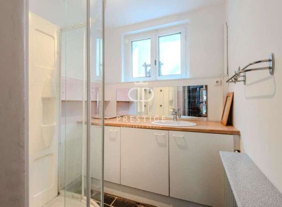 Discover a charming bathroom with a modern design.