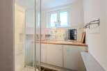 Discover a charming bathroom with a modern design.