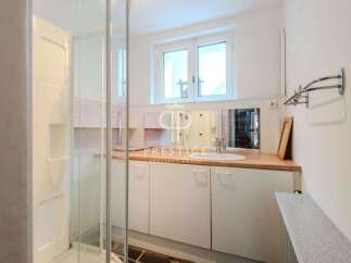 Discover a charming bathroom with a modern design.
