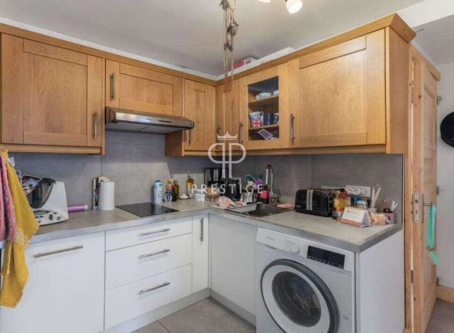 Discover this charming kitchen, featuring modern appliances and ample storage.