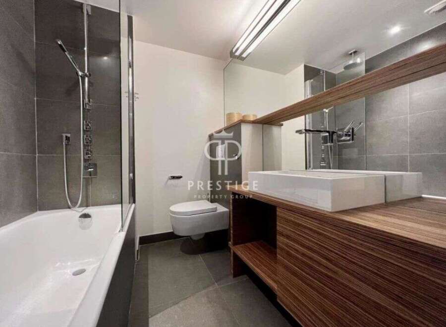 Discover modern luxury in this stunning bathroom.