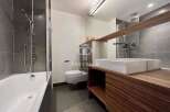 Discover modern luxury in this stunning bathroom.