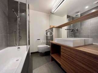 Discover modern luxury in this stunning bathroom.