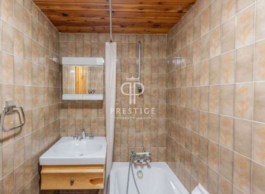 Discover a charming bathroom with a classic design.