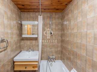 Discover a charming bathroom with a classic design.