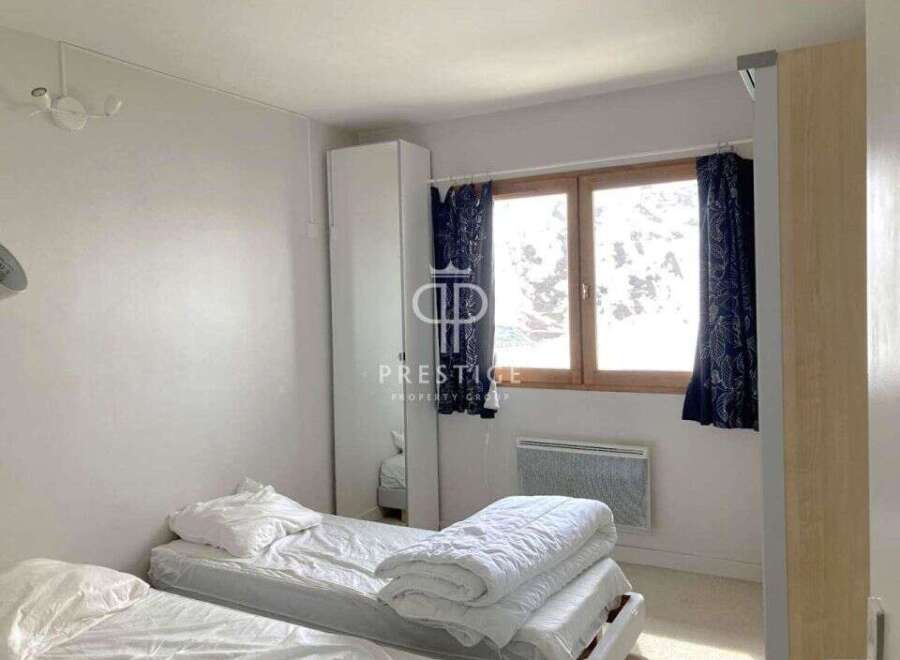 Discover a cozy bedroom featuring two comfortable beds, perfect for a relaxing stay.