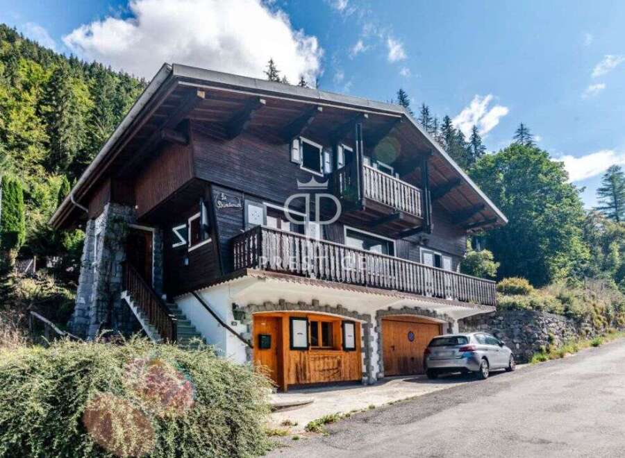Discover a stunning chalet nestled in a picturesque mountain setting.