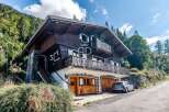 Discover a stunning chalet nestled in a picturesque mountain setting.