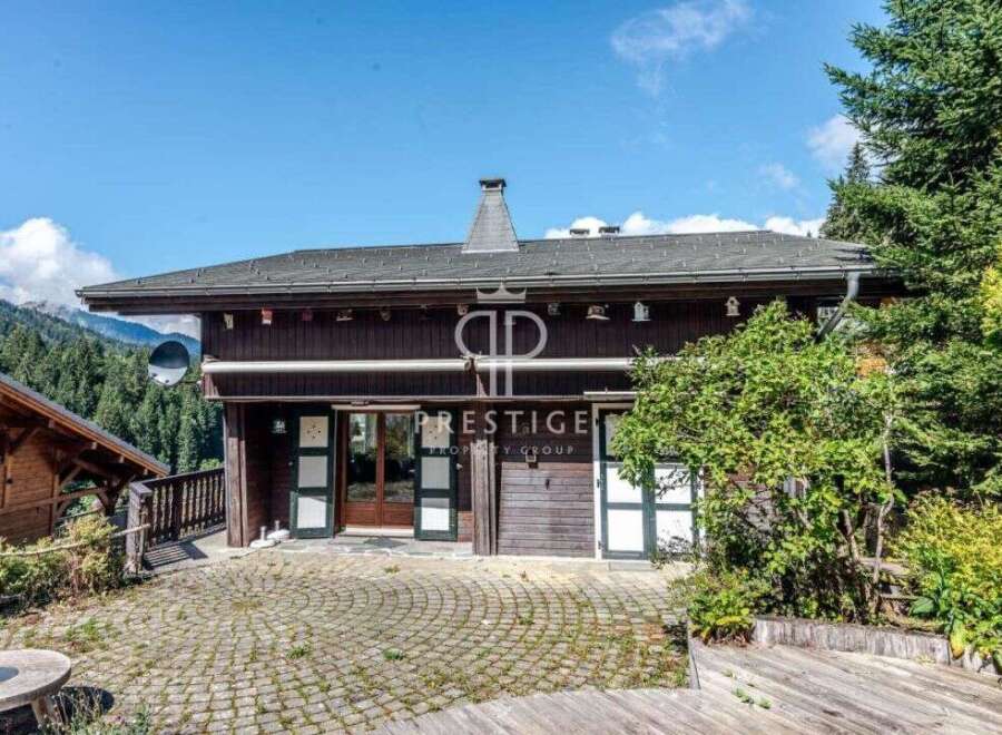 Discover a stunning property nestled in a picturesque setting.