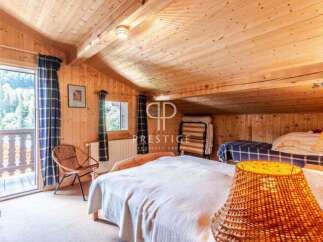 Discover the charm of this cozy wooden cabin, perfect for a mountain getaway.
