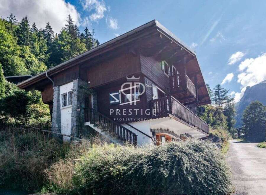 Discover a stunning chalet nestled in a picturesque mountain setting.